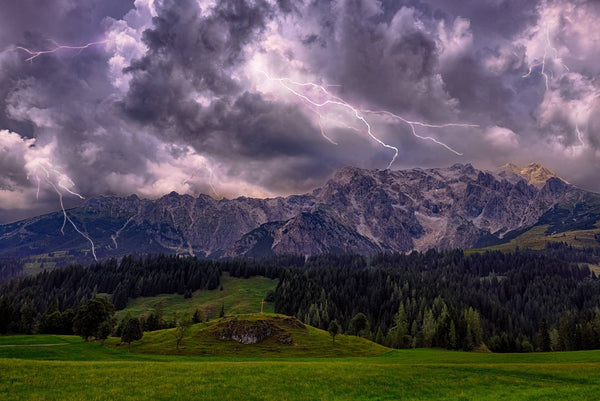 During a thunderstorm in the mountains - tips on how to behave and important information 
